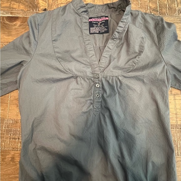 Gray Tunic Blouse Size Medium (small stain on back - see photos) - Picture 6 of 8